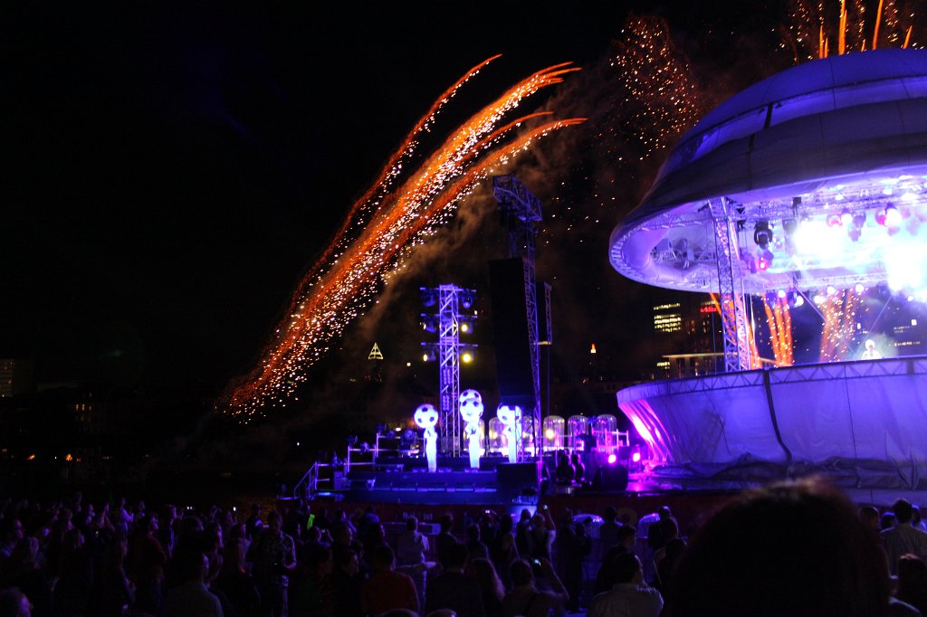 IMG_3438.JPG - The show and fireworks ending the public viewing during the 2011 FIFA Women's World Cup  http://en.wikipedia.org/wiki/2011_FIFA_Women%27s_World_Cup  in Frankfurt  http://en.wikipedia.org/wiki/Frankfurt 