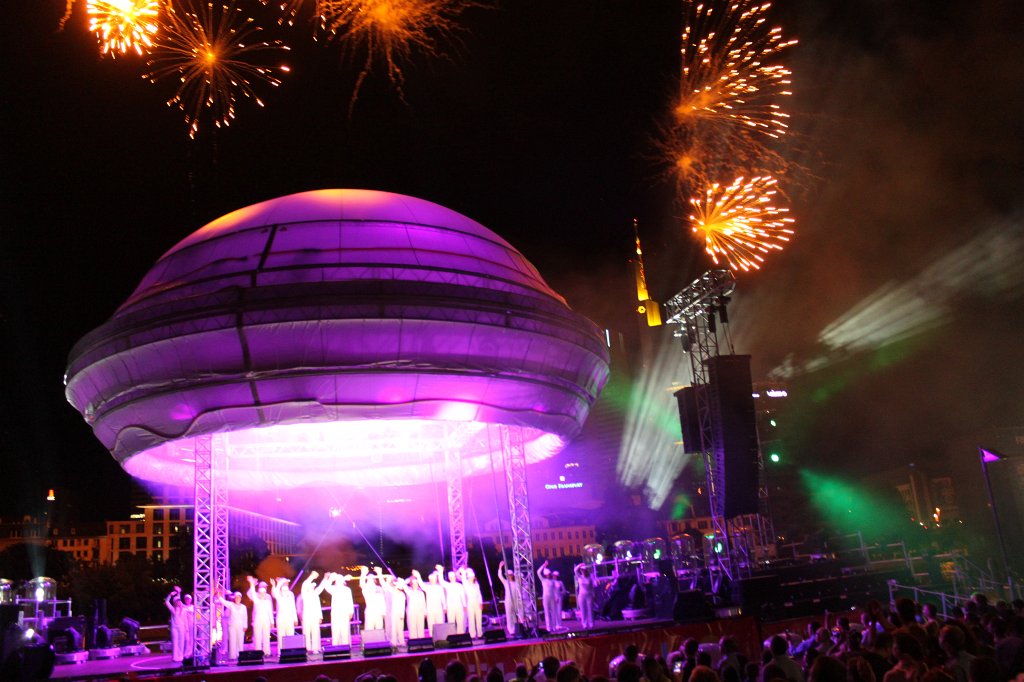 IMG_3526.JPG - The show and fireworks ending the public viewing during the 2011 FIFA Women's World Cup  http://en.wikipedia.org/wiki/2011_FIFA_Women%27s_World_Cup  in Frankfurt  http://en.wikipedia.org/wiki/Frankfurt 
