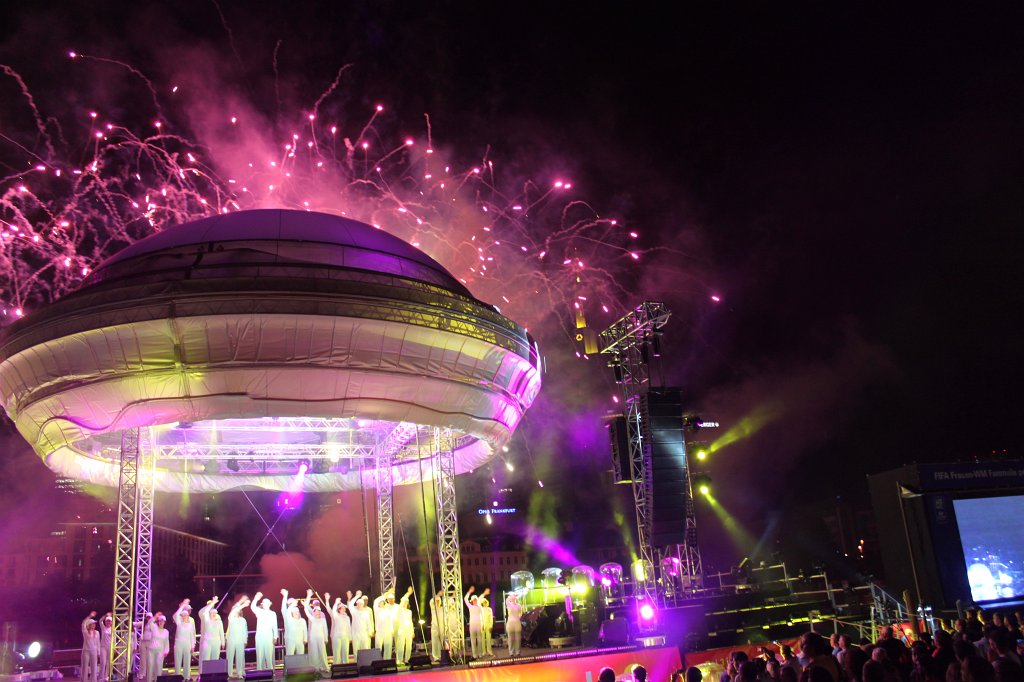 IMG_3540.JPG - The show and fireworks ending the public viewing during the 2011 FIFA Women's World Cup  http://en.wikipedia.org/wiki/2011_FIFA_Women%27s_World_Cup  in Frankfurt  http://en.wikipedia.org/wiki/Frankfurt 