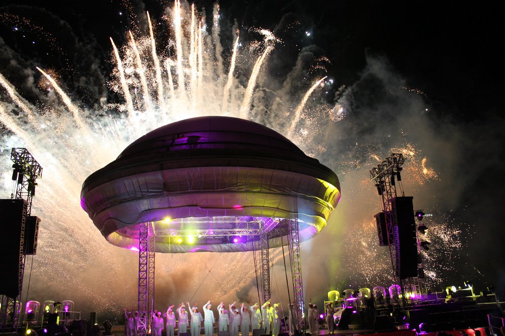 IMG_3545.JPG - The show and fireworks ending the public viewing during the 2011 FIFA Women's World Cup  http://en.wikipedia.org/wiki/2011_FIFA_Women%27s_World_Cup  in Frankfurt  http://en.wikipedia.org/wiki/Frankfurt 