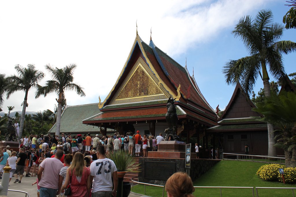 IMG_3677.JPG - Loro Parque  http://en.wikipedia.org/wiki/Loro_Parque  entrance