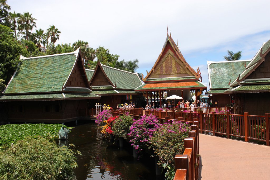 IMG_3940.JPG - Loro Parque  http://en.wikipedia.org/wiki/Loro_Parque  bridge