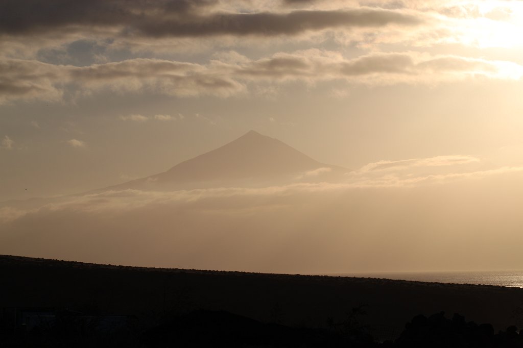 IMG_4462.JPG - Pico del Teide  http://en.wikipedia.org/wiki/Teide  from La Gomera  http://en.wikipedia.org/wiki/La_Gomera 