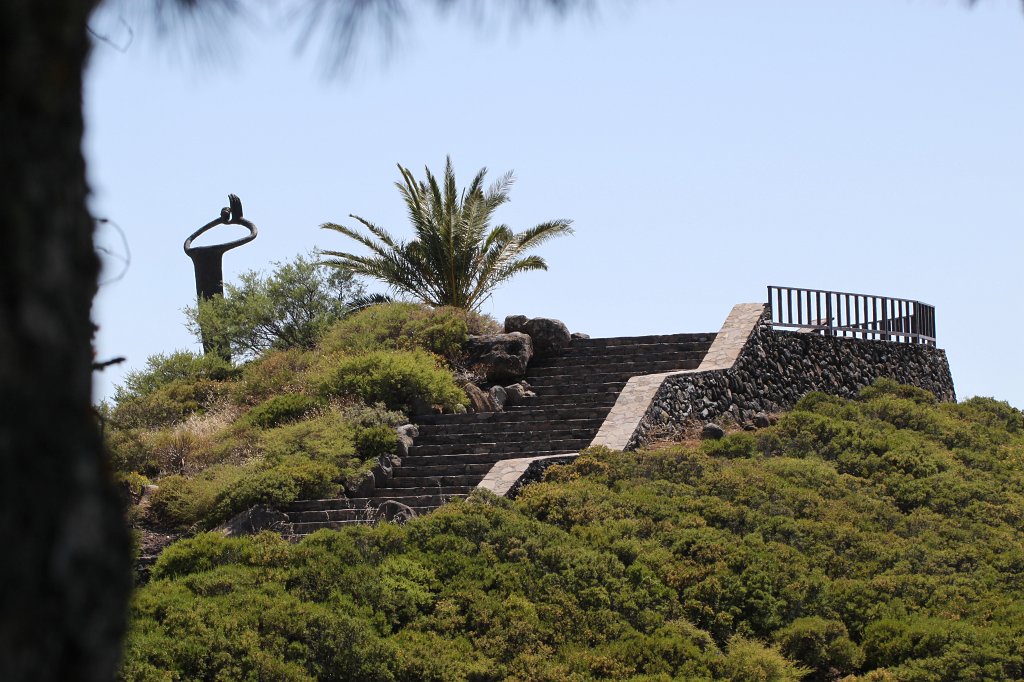 IMG_4820.JPG - Vistapoint Mirador de Igualero with monument to Silbo Gomero  http://en.wikipedia.org/wiki/Silbo_Gomero_language 