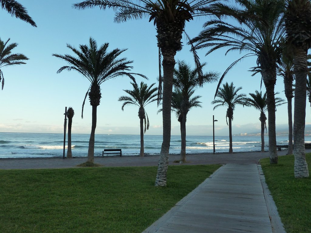 P1030953.JPG - Waves at Playa de las AmÃ©ricas  http://en.wikipedia.org/wiki/Playa_de_las_Am%C3%A9ricas 