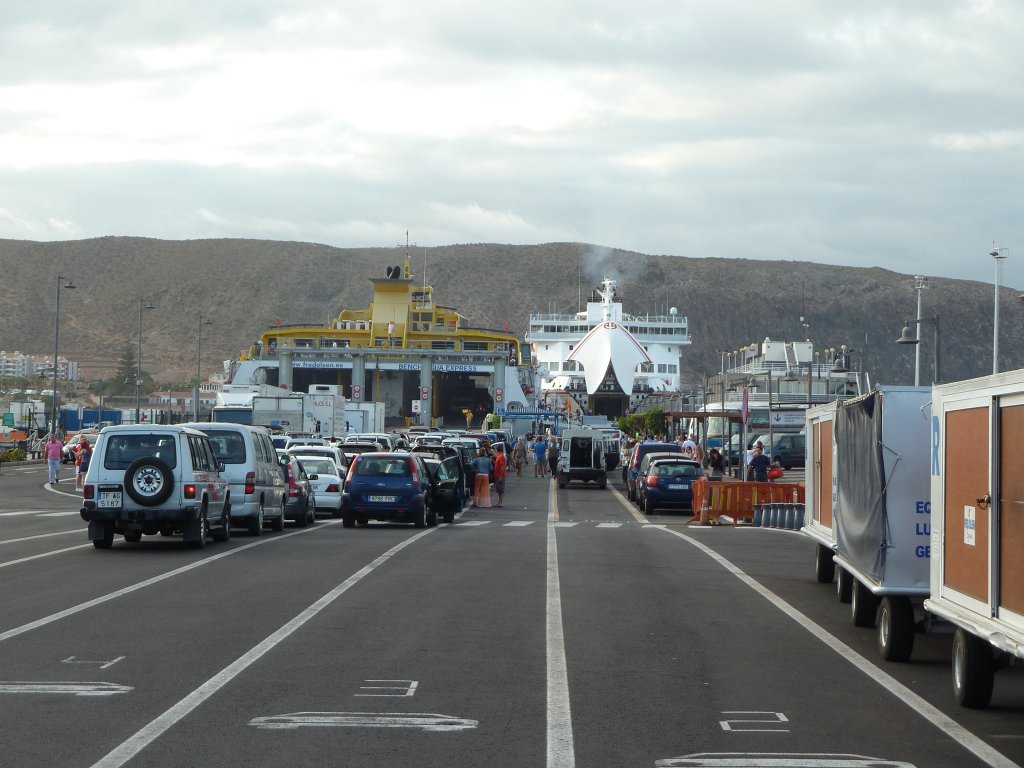 P1040036.JPG - The ferries "Benchijigua Express"  http://en.wikipedia.org/wiki/HSC_Benchijigua_Express  and  "Volcan de Taburiente" in Los Christianos port