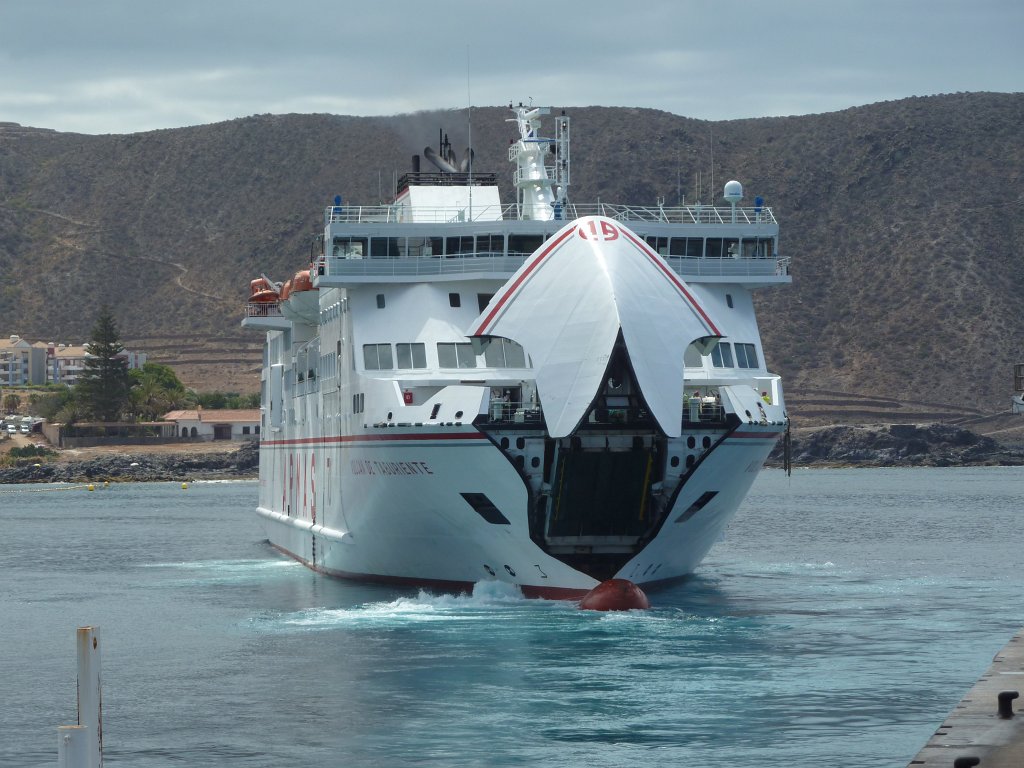 P1040124.JPG - The ferry "Volcan de Taburiente" in Los Christianos port