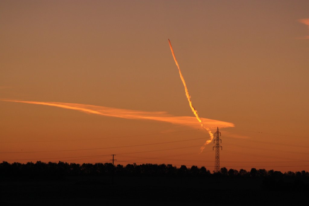 IMG_5394.JPG - Plane trace (looks like starting rocket)