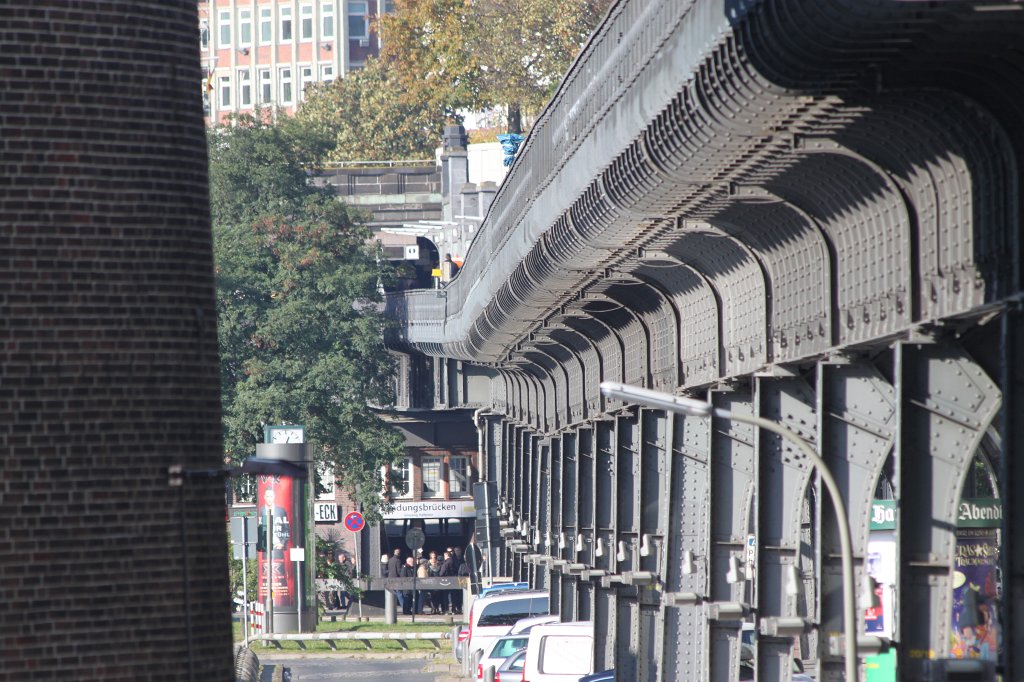 IMG_5566.JPG -  Hamburg underground railway running elevated  at the waterfront
