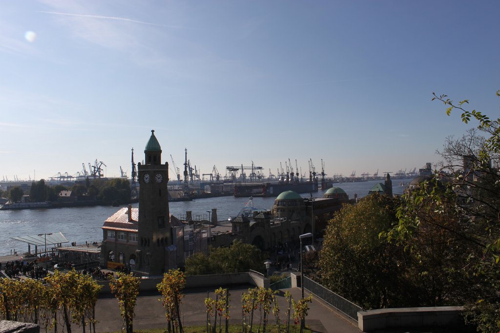 IMG_5619.JPG -  Hamburg harbour  view from the  Stintfang  viewpoint