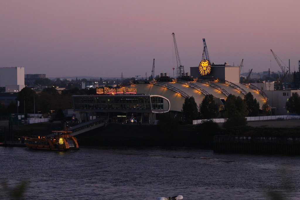 IMG_5671.JPG -  Theater im Hafen Hamburg  at dusk