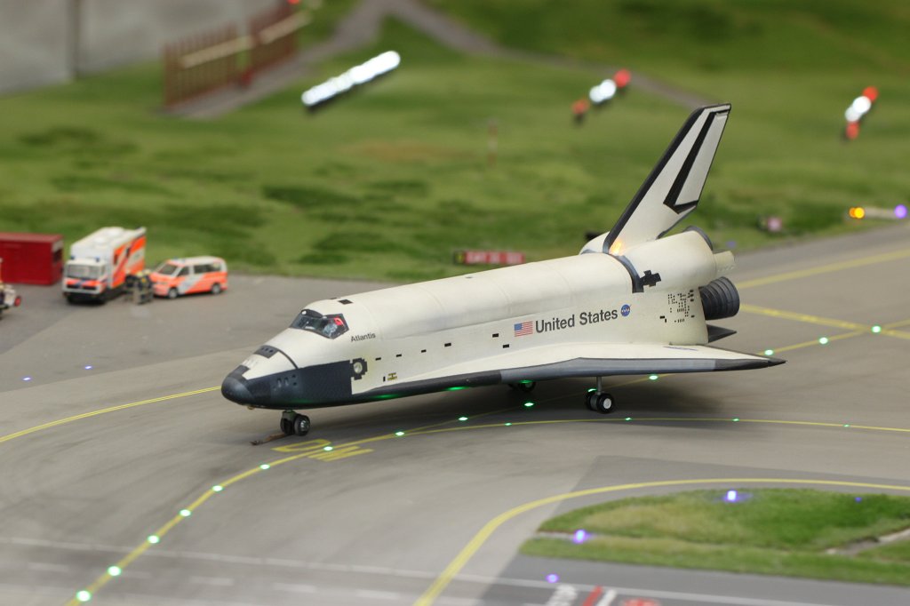 IMG_5924.JPG - Space shuttle visiting the  Miniatur Wunderland  ( miniature wonderland ). The world largest miniature railway not only host trains but also running cars, trucks, ship and even "flying" airplanes.