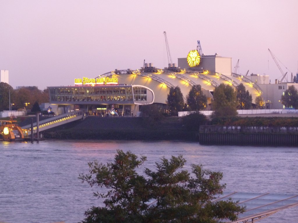 P1050326.JPG -  Theater im Hafen Hamburg  at dusk