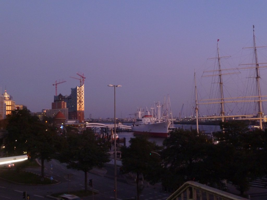 P1050327.JPG -  Elbphilharmonie ,  Cap San Diego  and  Rickmer Rickmers 