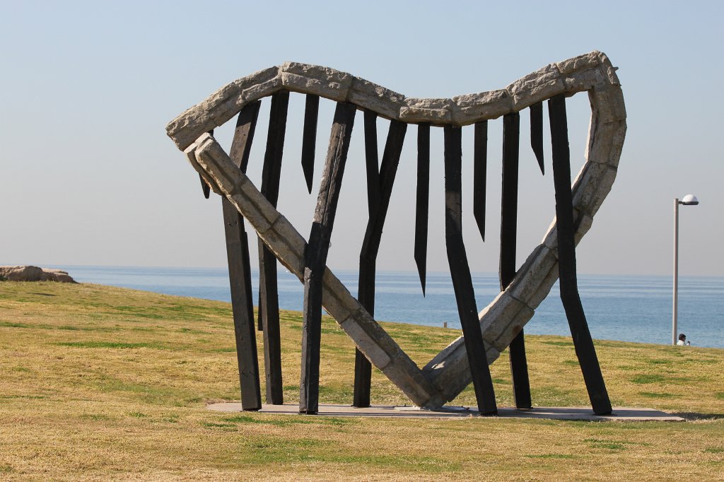 IMG_6349.JPG - Broken heart in Charles Clore Park  http://en.wikipedia.org/wiki/Charles_Clore_Park  in front of the Mediterranean Sea  http://en.wikipedia.org/wiki/Mediterranean_Sea 