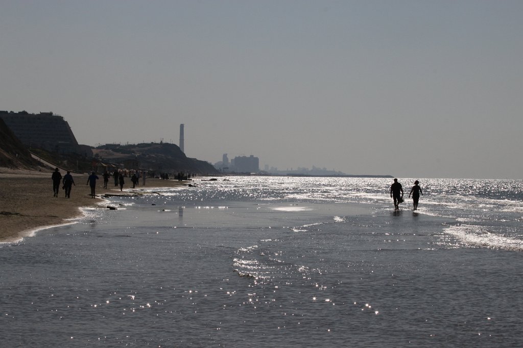 IMG_6462.JPG - Walking in water at south Herzliya beach