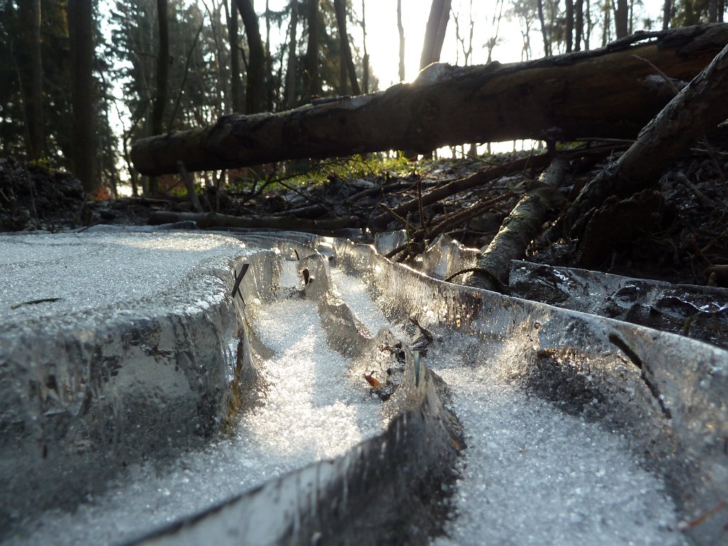 P1060377.JPG - Ice walls