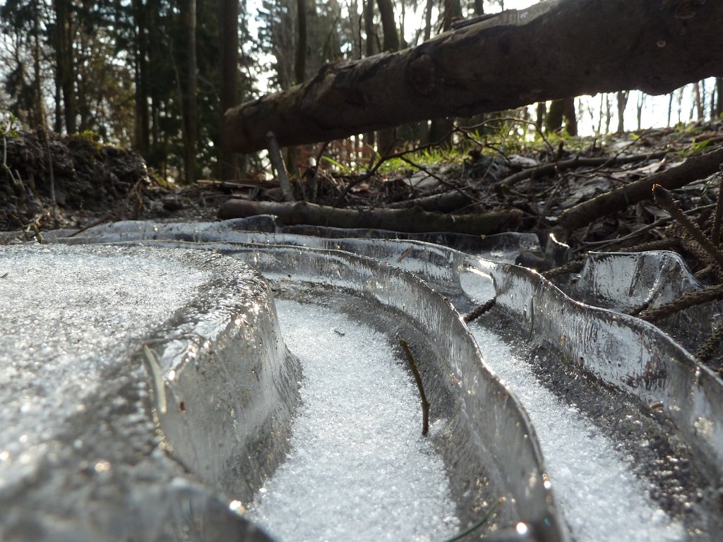 P1060420.JPG - Ice walls
