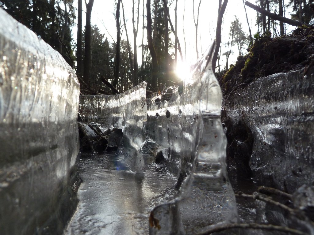 P1060427.JPG - Ice walls