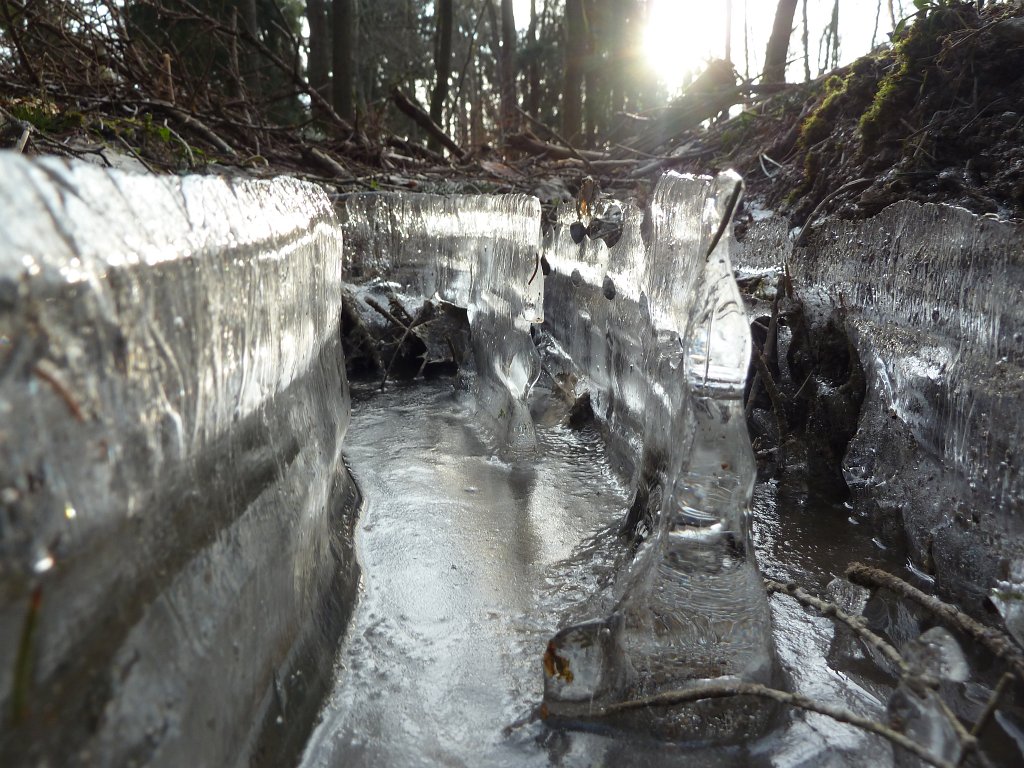 P1060428.JPG - Ice walls