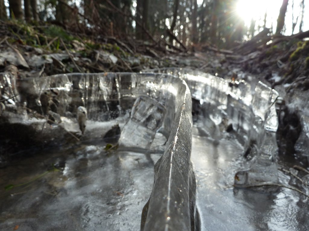 P1060429.JPG - Ice walls