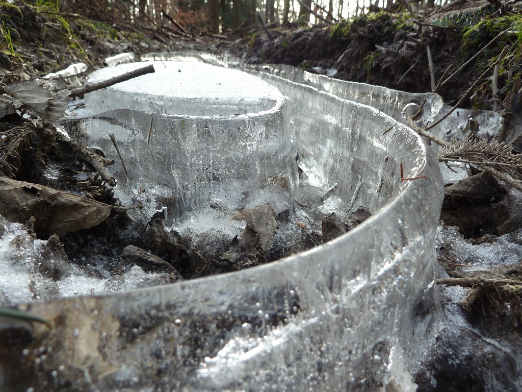 P1060434.JPG - Ice walls