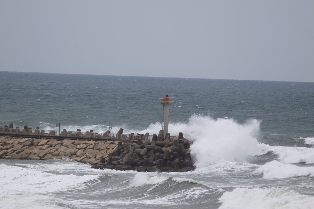 IMG_6965.JPG - Herzliya Light  http://en.wikipedia.org/wiki/Herzliya_Light  and the waves