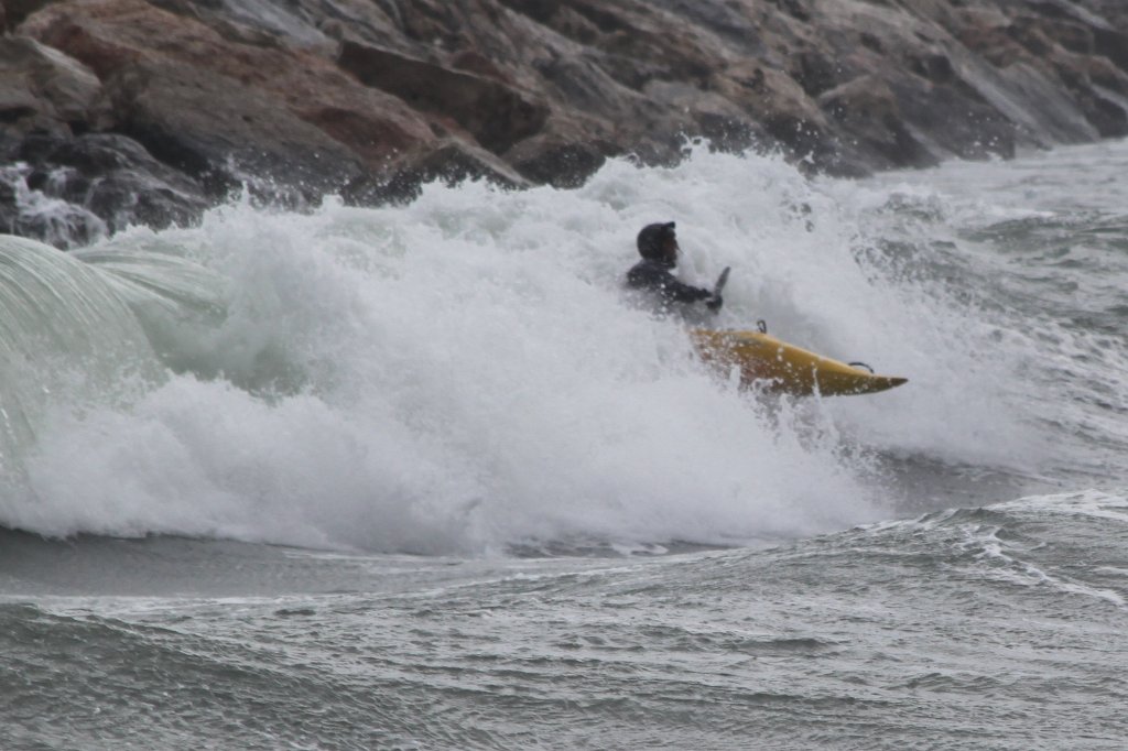 IMG_7134.JPG - Riding the waves