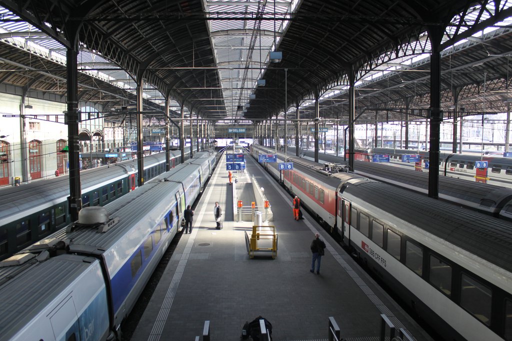 IMG_7470.JPG - A lot of trains in Basel Railway station  http://en.wikipedia.org/wiki/Basel_SBB_railway_station 