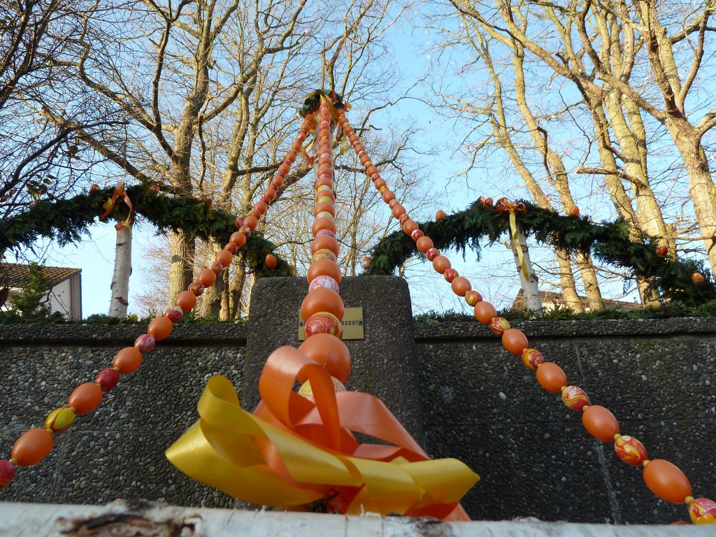 P1060623.JPG - Ãsterlich geschmÃ¼ckter Brunnen in Arnsbach