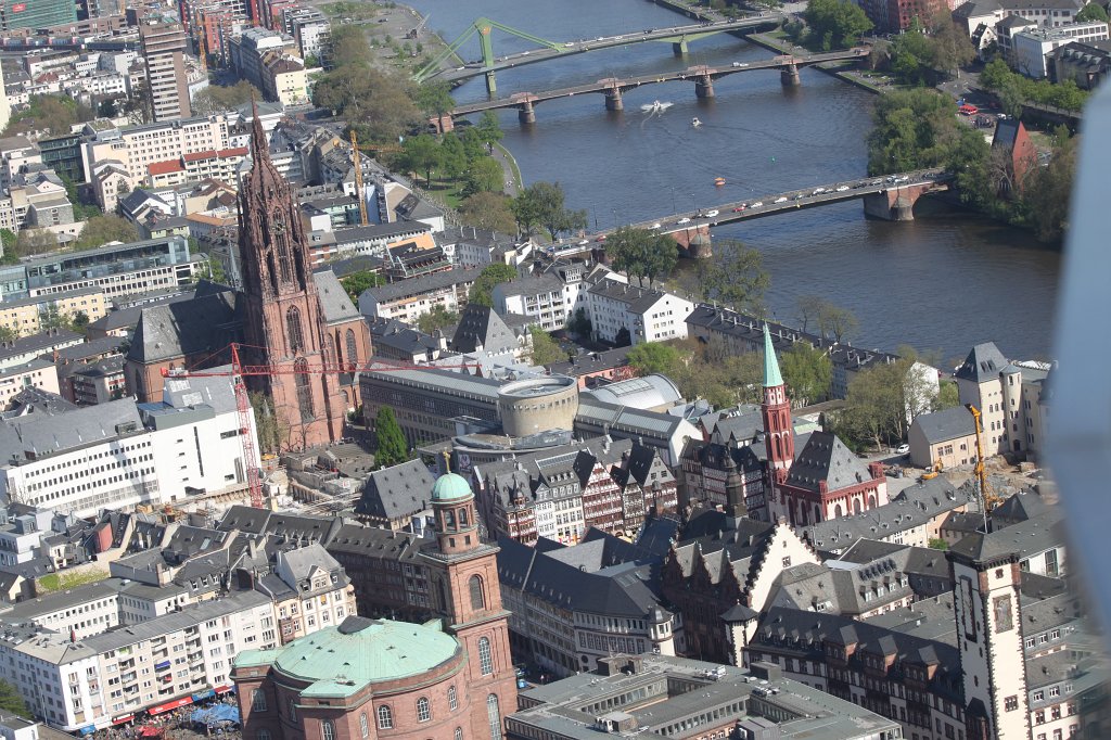 IMG_7721.JPG - Römerberg  http://de.wikipedia.org/wiki/R%C3%B6merberg_%28Frankfurt%29  & Main River  http://en.wikipedia.org/wiki/Main_(river) 