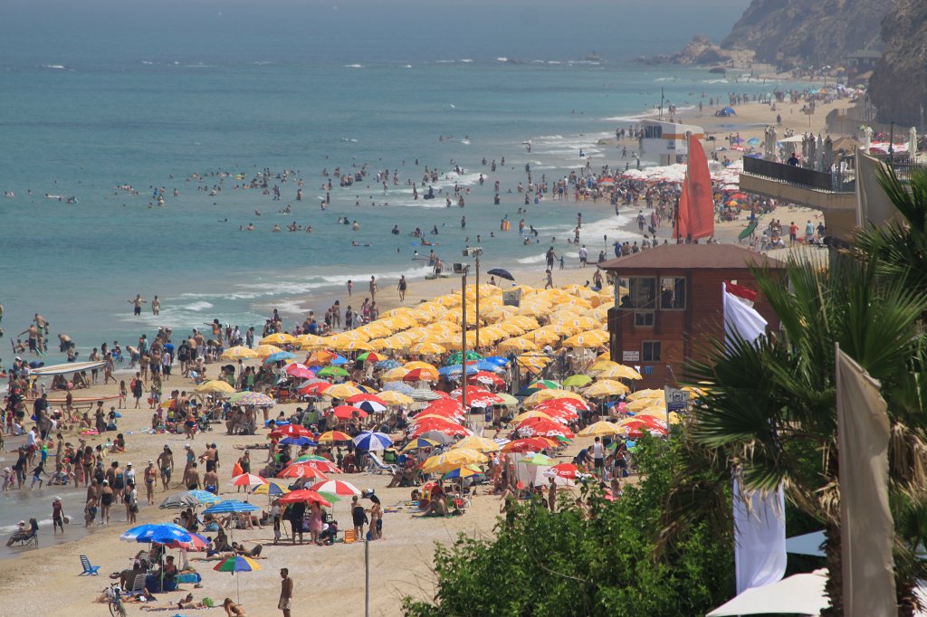 IMG_8907.JPG - Lots of people enjoy the beach