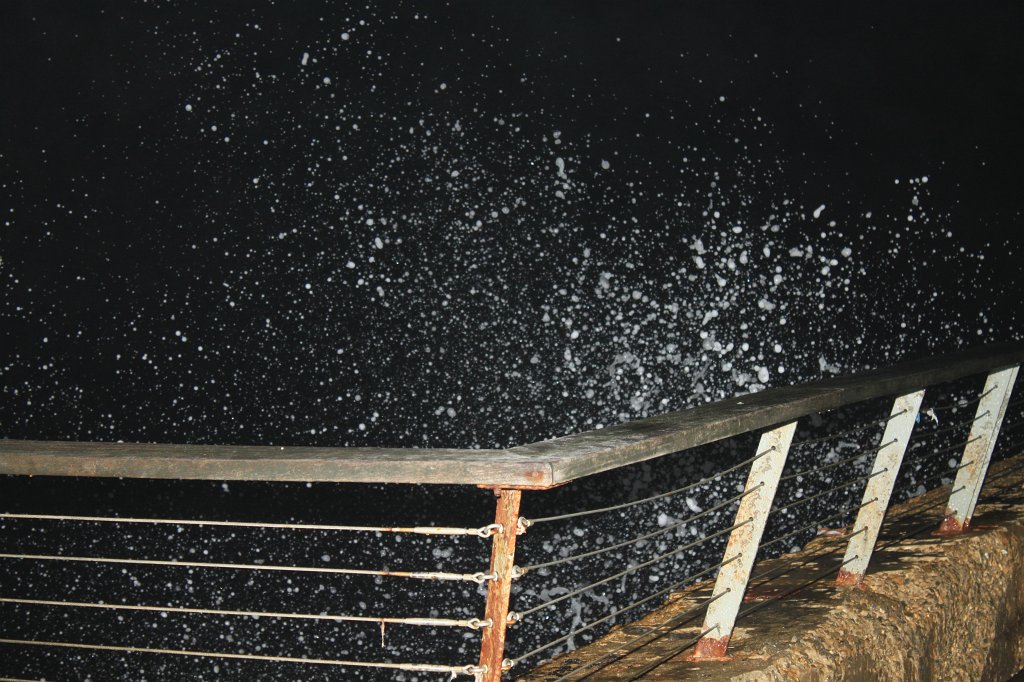 IMG_8982.JPG - Wave getting over the wall