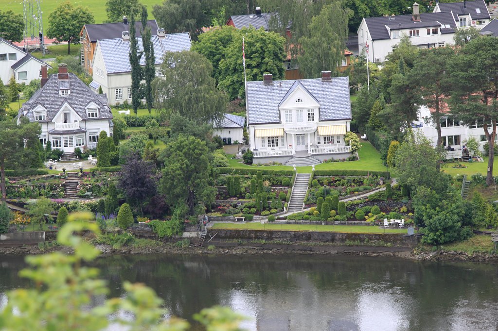 IMG_0166.JPG - Nice house at the Nidelva river bank  http://en.wikipedia.org/wiki/Nidelva 