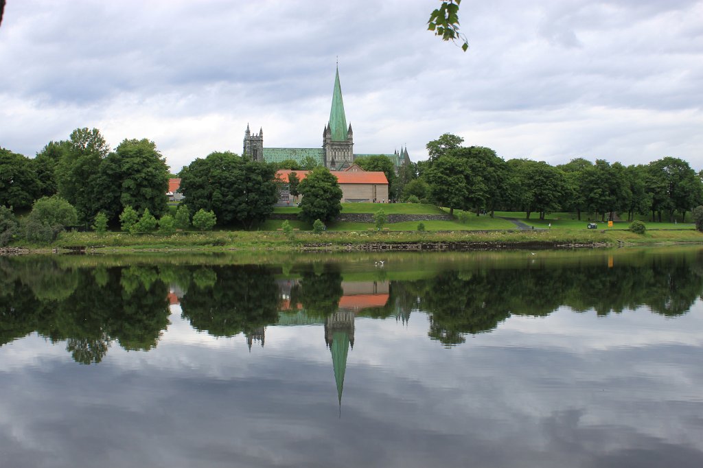 IMG_0177.JPG - Nidaros Cathedral  http://en.wikipedia.org/wiki/Nidaros_Cathedral  across the Nidelva river  http://en.wikipedia.org/wiki/Nidelva 