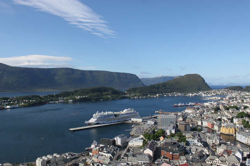 IMG_0348.JPG - Ålesund  http://en.wikipedia.org/wiki/%C3%85lesund  panorama from Fjellstua
