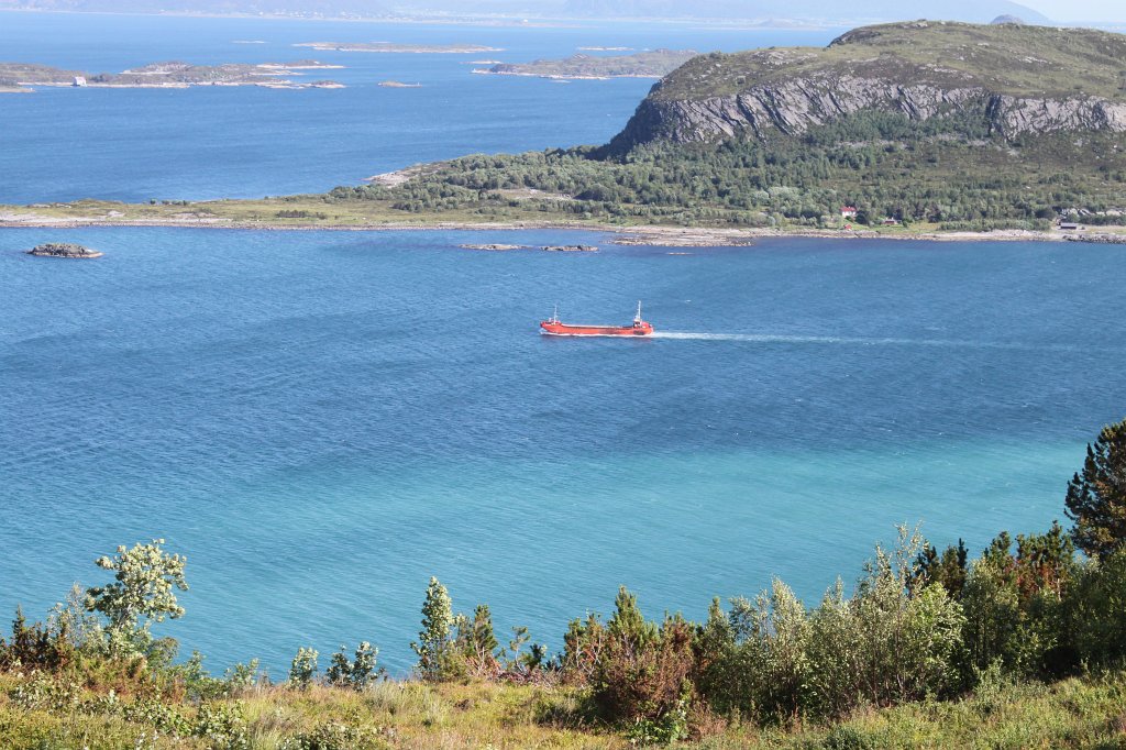 IMG_0358.JPG - Ship on the Norwegian Sea in front of Ellingsøy  http://en.wikipedia.org/wiki/Ellings%C3%B8y 