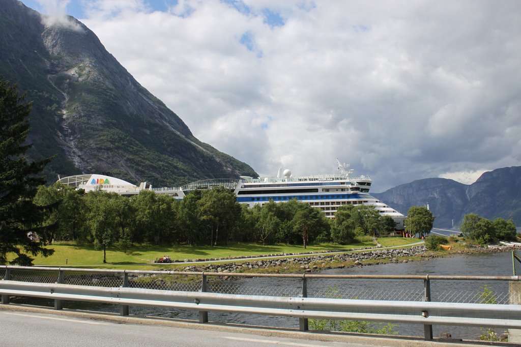 IMG_0519.JPG - AIDAluna  http://en.wikipedia.org/wiki/AIDAluna  in Eidfjord  http://en.wikipedia.org/wiki/Eidfjord 