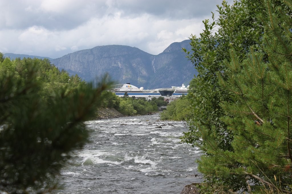 IMG_0527.JPG - Eio river  http://de.wikipedia.org/wiki/Eidfjordvassdraget  and AIDAluna  http://en.wikipedia.org/wiki/AIDAluna 