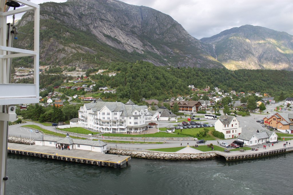 IMG_0571.JPG - Sailing away from Eidfjord  http://en.wikipedia.org/wiki/Eidfjord 
