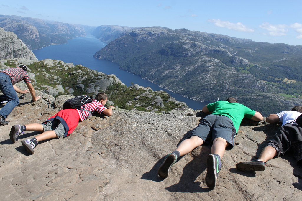 IMG_0657.JPG - Preikestolen cliff trail  http://en.wikipedia.org/wiki/Preikestolen 