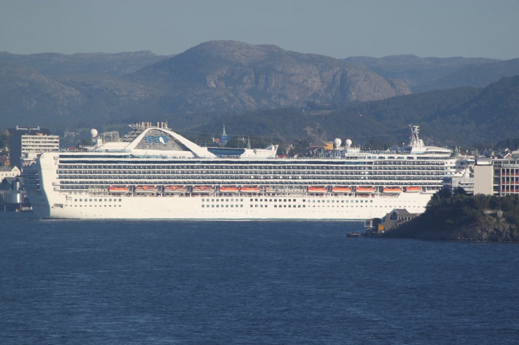 IMG_0721.JPG - Grand Princess reversing  http://de.wikipedia.org/wiki/Grand_Princess 
