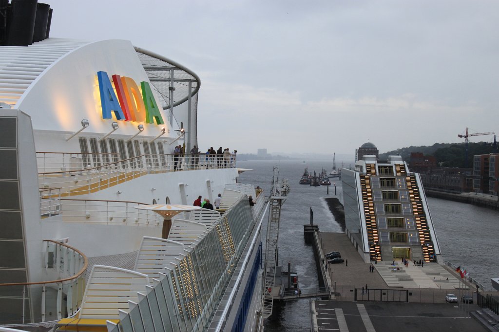 IMG_9437.JPG - AIDA Luna  http://en.wikipedia.org/wiki/AIDAluna  & Dockland building  http://de.wikipedia.org/wiki/Dockland-B%C3%BCrogeb%C3%A4ude 