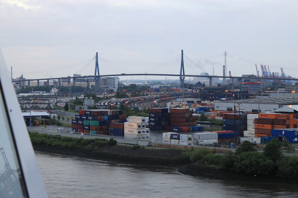 IMG_9461.JPG - Autobahn (Elbe tunnel  http://en.wikipedia.org/wiki/Elbe_Tunnel_(1975) ), trains,  Köhlbrand bridge  http://en.wikipedia.org/wiki/K%C3%B6hlbrand_Bridge  and lots of containers