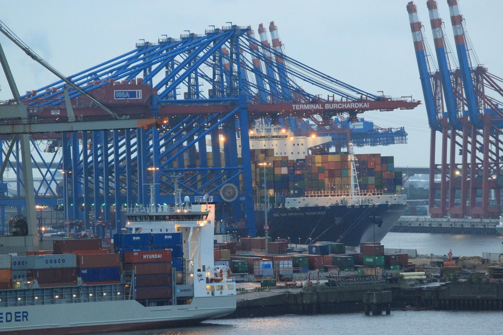 IMG_9480.JPG - CMA CGM  http://en.wikipedia.org/wiki/CMA_CGM  Amerigo Vespucci  http://www.marinetraffic.com/ais/shipdetails.aspx?mmsi=228316800  in Terminal Burchardkai  http://en.wikipedia.org/wiki/Port_of_Hamburg#Terminals 