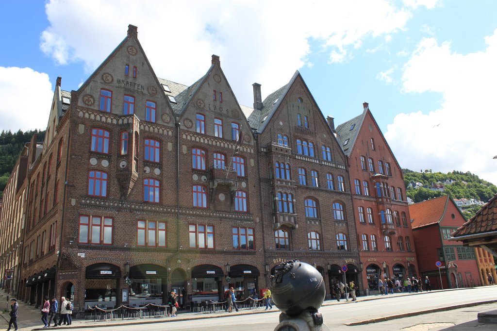 IMG_9693.JPG - Bryggen with Hanseatic Museum  http://en.wikipedia.org/wiki/Hanseatic_Museum_and_Sch%C3%B8tstuene 