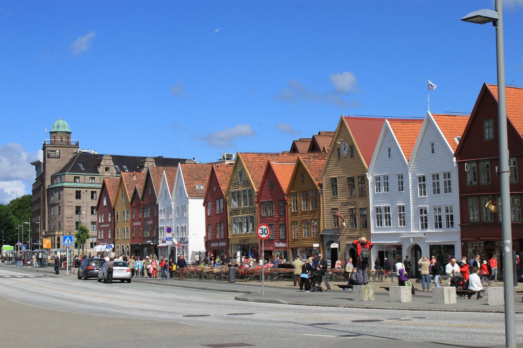 IMG_9695.JPG - Bryggen front  http://en.wikipedia.org/wiki/Bryggen 