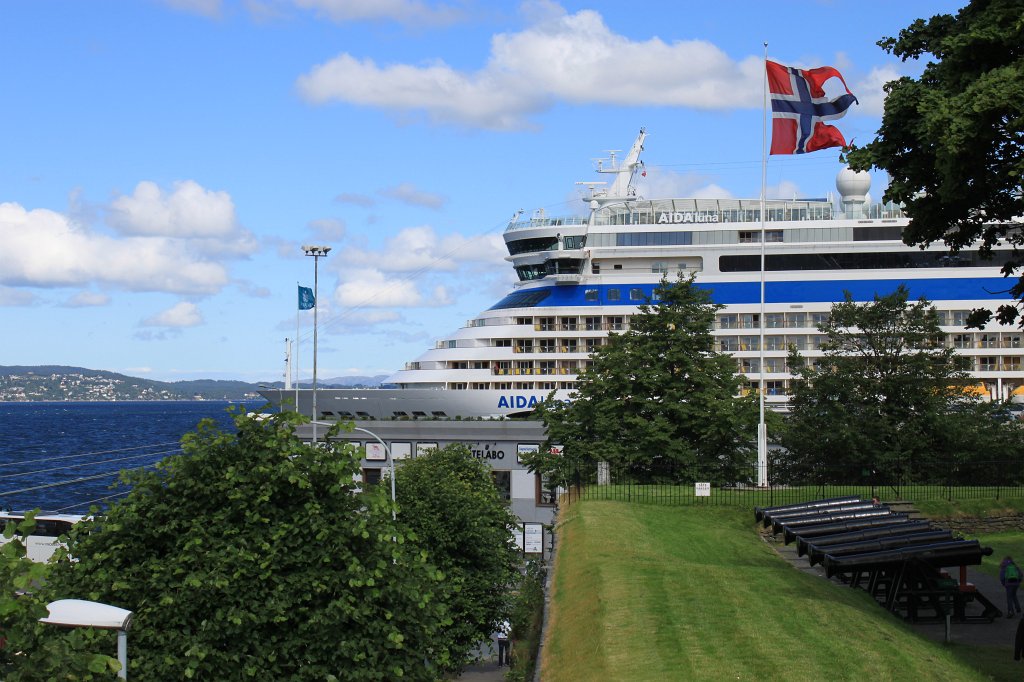 IMG_9710.JPG - The fortress and the ship