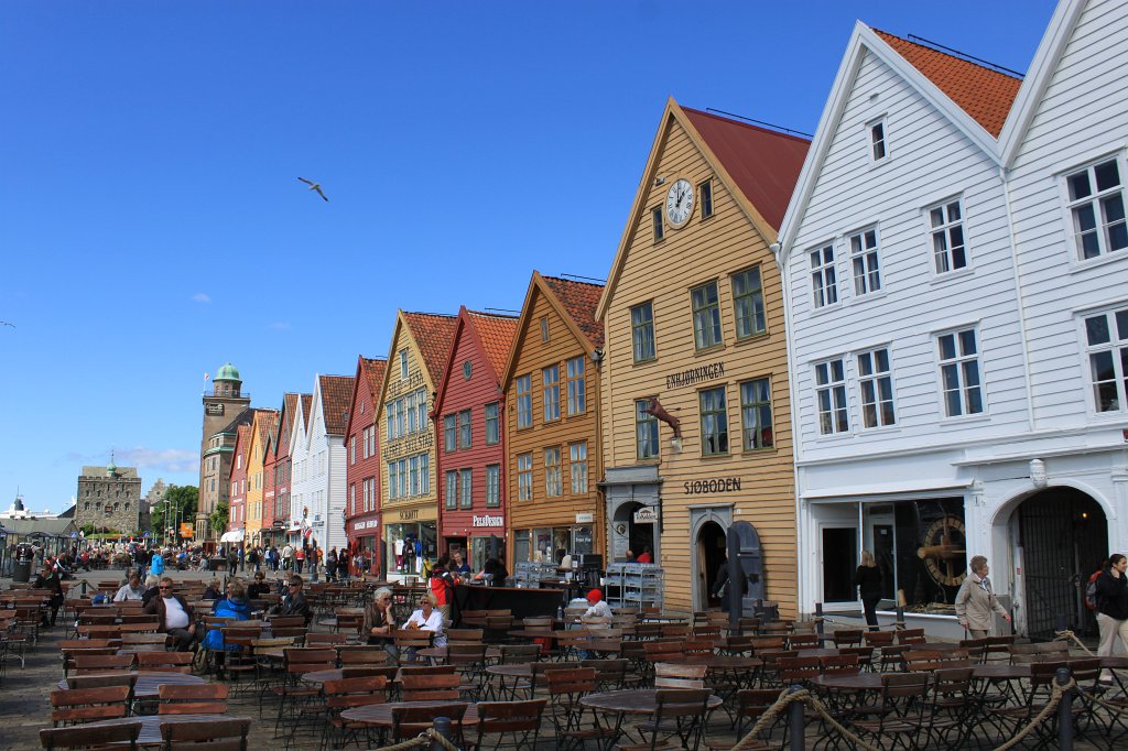 IMG_9720.JPG - Bryggen front  http://en.wikipedia.org/wiki/Bryggen 