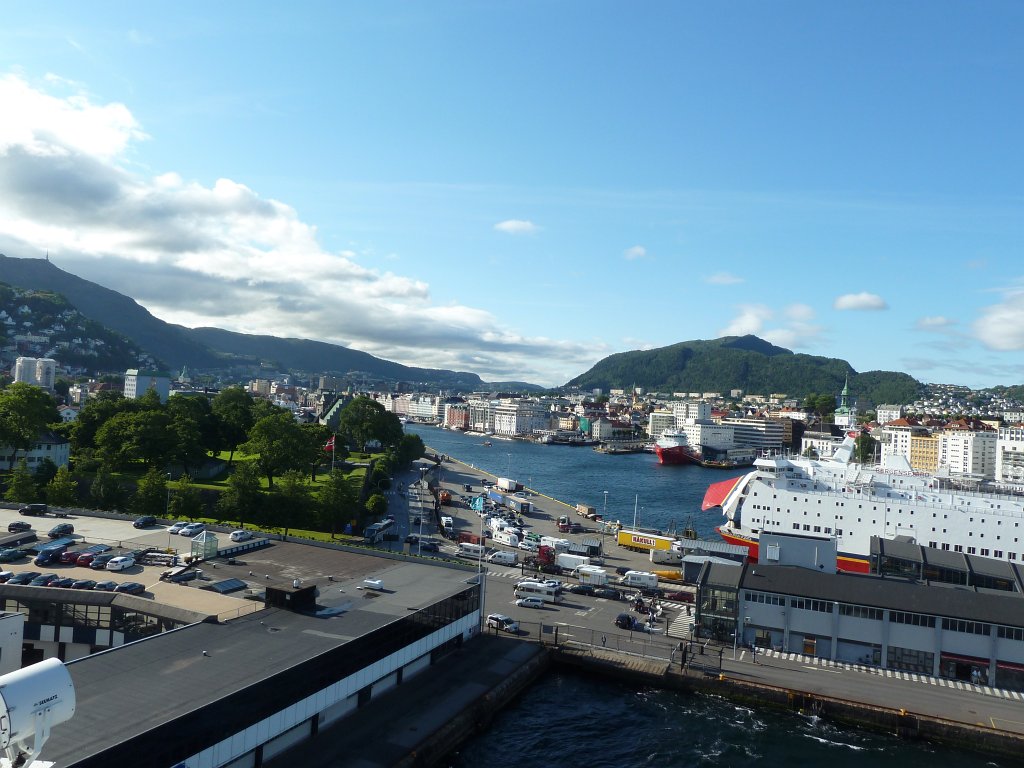 P1070808.JPG - Big ferry opening the bow